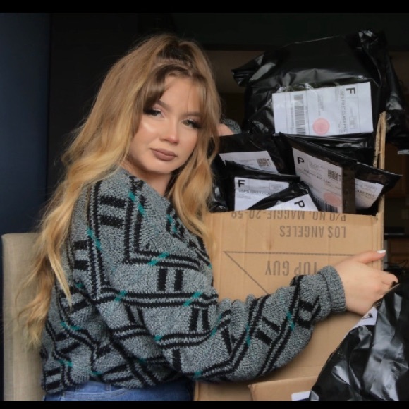 About Owner of Violet Moon 🌚 ☆ Building my empire young! - Picture 10 of 11